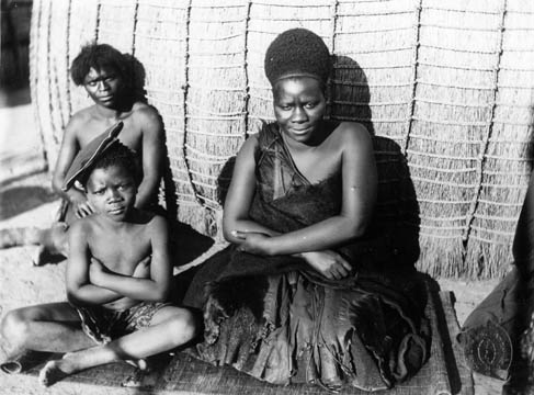 Young Sobhuza with Lomawa (1907)